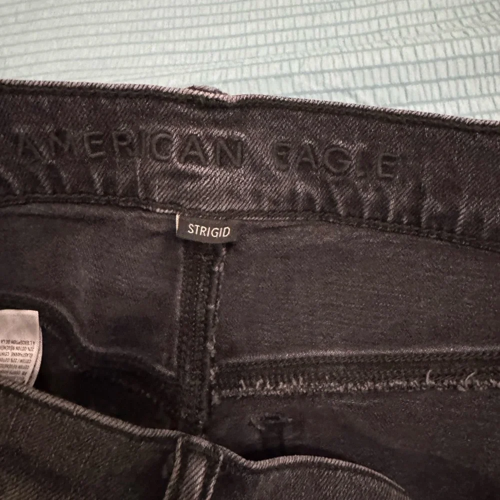 AE Strigid Low-Rise Baggy Barrel Jean
Washed Black 
Size 8 Short - Picture 5 of 5